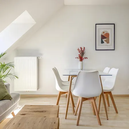 Dachgeschoss-apartment / Ruhig / Zentrale Lage Nahe Staatstheater / Hbf *