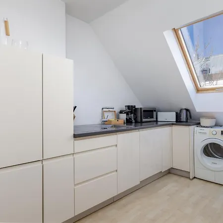 Dachgeschoss-apartment / Ruhig / Zentrale Lage Nahe Staatstheater / Hbf *